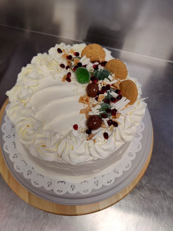 Vadelma-valkosuklaakakku